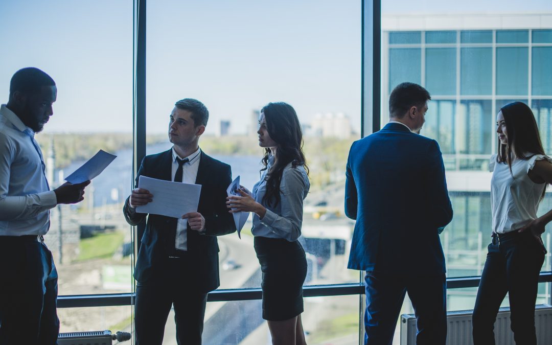 Você quer construir uma rede de contatos que ajude sua carreira, mas não sabe como? Confira nossas dicas para fazer networking profissional com sucesso!