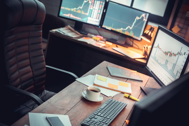 Os derivativos servem para fazer hedge (proteção), mas servem também para especular, sendo possível, também, fazer hedge sem derivativos